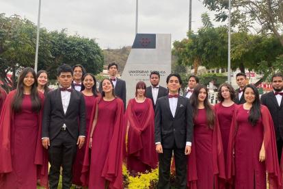 Los integrantes del coro de la Universidad Católica Santiago de Guayaquil.