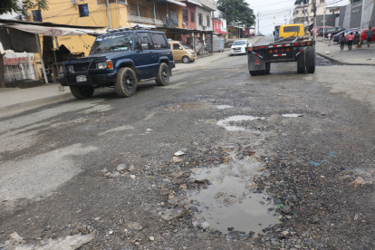 Cráteres. La vía 6to Pasaje muestra afectaciones en varios tramos. Por el sitio transitan a diario vehículos pesados.