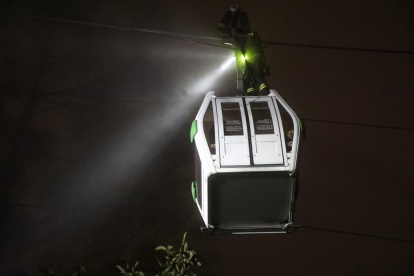 El equipo del cuerpo de Bomberos de Quito brinda seguridad en el Teleférico de Quito para rescatar a los atrapados