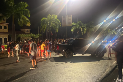 Los habitantes bloquearon la vía principal interna que conecta y conduce a todas las etapas del complejo habitacional