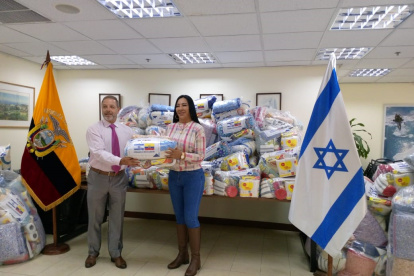 Implementos. El embajador Zeev Haarel entregó a la prefecta de Esmeraldas ayuda para los su provincia.