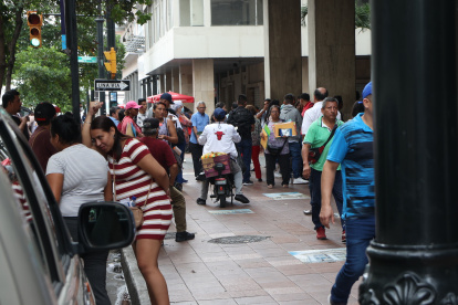 Entre las calles Pedro Carbo y Pinchincha siempre se observan motos interferir en el paso de los peatones.