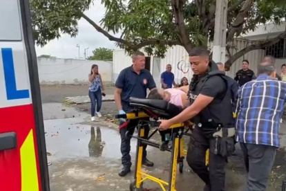 Autoridades asistieron al lugar de los hechos para iniciar investigaciones y atender a los heridos.