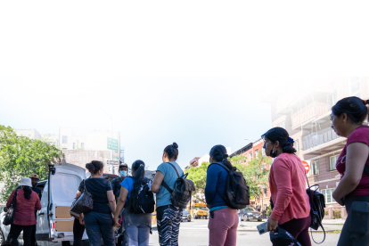 Labor. Un grupo de mujeres esperan ser contratadas para limpieza.