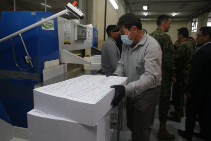 Las papeletas que ya están terminadas pasan por un proceso de revisión, guillotinado y empacado.