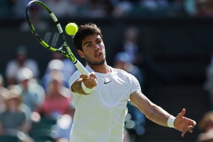 -FOTODELDÍA- WIMBLEDON (R. UNIDO), 07/07/2023.- El tenista español Carlos Alcaraz devuelve una bola durante su partido ante el francés Alexandre Muller, de segunda ronda del torneo de Wimbledon este viernes. EFE/NEIL HALL - SOLO USO EDITORIAL