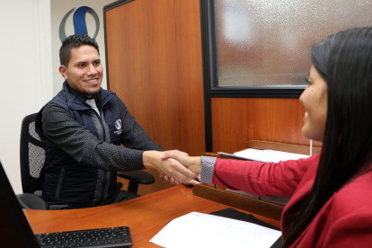 Servicio.- Un defensor del cliente atiende a una persona.