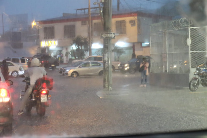 Lluvia se apodera de Guayaquil