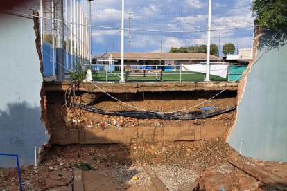 Daños. La estructura de un complejo deportivo colapsó por las lluvias.