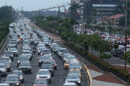 En las horas pico, este es el panorama en la avenida Samborondón, donde a diario actualmente circulan cerca de 115.000 vehículos, un 15 % más que hace dos meses.
