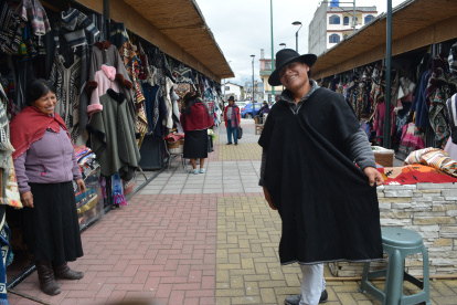 Salasaka. El poncho puede costar hasta 500 dólares. Para la confección se deben cumplir con varios procesos.