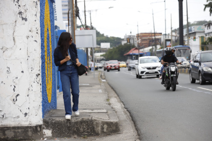 Reacción. Los ciudadanos se aferran a sus pertenencias por temor a ser asaltados en cualquier momento.