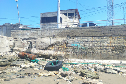 Chanduy. Así ha quedado la base del malecón tras la marejada.