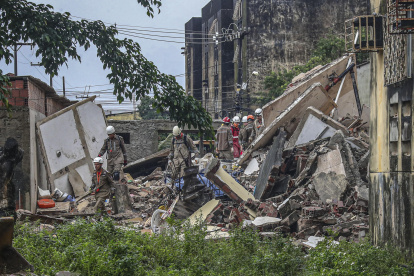 Organismos de socorro atienden la emergencia tras el desplome de un edificio en la localidad de Paulista, en la ciudad de Recife, Pernambuco