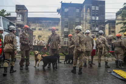 Organismos de socorro atienden la emergencia tras el desplome de un edificio debido a las fuertes lluvias, hoy, en la localidad de Paulista, en la ciudad de Recife