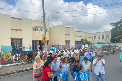 Los vecinos comenzaron a bailar en medio de la calzada.
