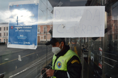 Un cartel pegado en una de las paradas anunciaba la suspensión del servicio.
