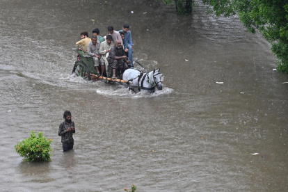 Las personas buscan maneras de trasladarse en medio de las lluvias