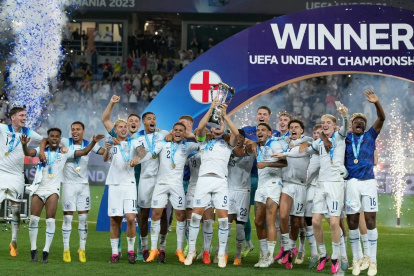 Pasaron 39 años para que los ingleses vuelvan a alzar el trofeo de la competición.