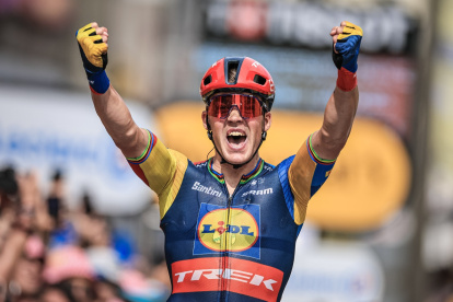 Mads Pedersen (Lidl Trek) tras pasar primero la meta de la etapa ocho.