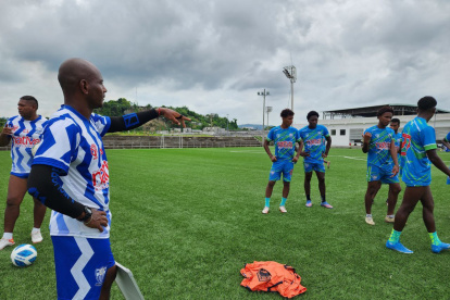 Óscar Bagüí durante una de las jornada de entrenamiento de Esmeraldas Petrolero.