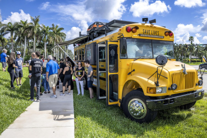 La pareja Oliver recorre Estados Unidos en un autobús escolar.