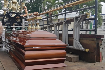 Tragedia. El cuerpo del fallecido ya ha sido colocado en un ataúd por sus familiares.