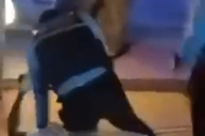 En el video se observa como el comerciante informal es golpeado