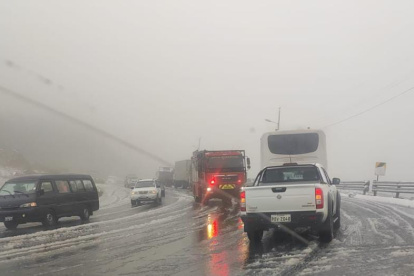 La caída de nieve en el sector de Papallacta sorprendió a los conductores.