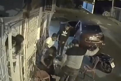 Kelvin Suárez se desplomó y fue a dar al piso, luego de recibir el tiro.