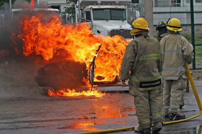 Los bomberos lucharon contra el fuego provocado