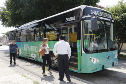 En el país han habido algunas pruebas de buses eléctricos para el transporte público.