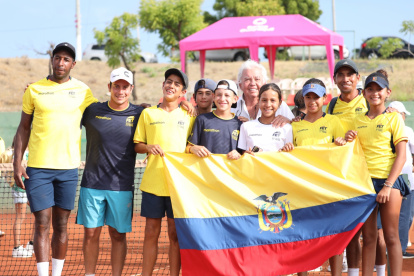 Jugadores, cuerpo técnico y dirigente, luego del torneo sub-12 en Salinas.