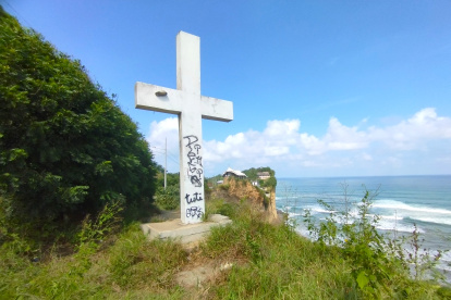 Descuidos. La icónica cruz del santuario se encuentra llena de grafitis y en un área ahora en riesgo.