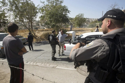 Imagen referencial. Policía de Israel realizando inspección en vehículos.