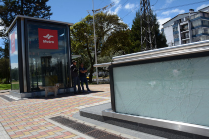 Situación.La madrugada del 9 de julio, la parada  La Carolina del metro fue vandalizada por gente no identificada. A pedradas rompieron los paneles de acceso