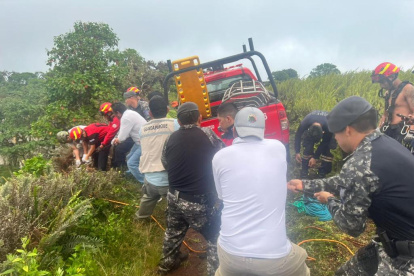 Tarea. Bomberos, guardaparques y policías ayudaron en el rescate.