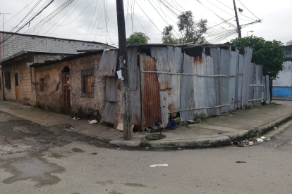 A  la casa de una planta donde se registró la matanza llegaron familiares de uno de los fallecidos.