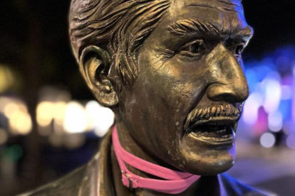 Fotografía de una de las esculturas del centro de Guayaquil con el collar rosa en el cuello.