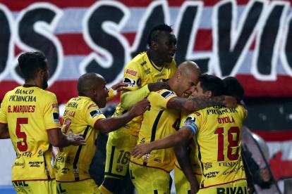 En la Copa Libertadores 2017, en condición de visita Barcelona ganó 2-0 a Estudiantes de la Plata.



Football Soccer - Copa Libertadores - Argentina"s Estudiantes de La Plata v Ecuador"s Barcelona SC - Ciudad de La Plata stadium, La Plata, Argentina - 11/4/2017. Barcelona SC"s players celebrate a goal. REUTERS/Marcos Brindicci SOCCER-LIBERTADORES.