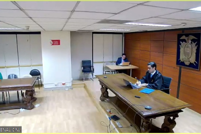 El juez Luis Rivera escuchó los argumentos de la defensa de Vera y de la fiscal Salazar.