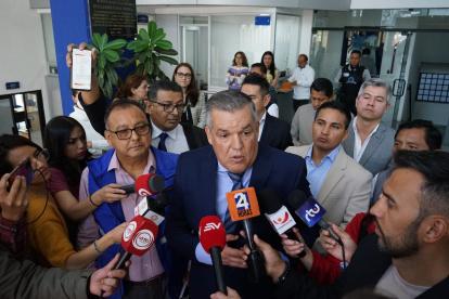 Pedro Solines encabezó el pedido firmado por 80 de los 221 alcaldes del país. Jhonny Firmat (izquierda) negó las acusaciones de Solines.