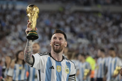 Foto de archivo de Lionel Messi con el trofeo de la Copa Mundo ganada por la selección de Argentina en Qatar 2022.