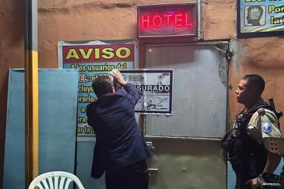 Personal Municipal procede a colocar los sellos de clausura en uno de los hoteles.