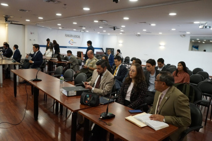 Diligencia. Las partes procesales llegaron al auditorio del Complejo Judicial Norte para la reinstalación del caso.