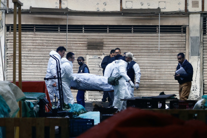 Peritos forenses trabajan en la zona donde se registró un incendio durante la madrugada de este lunes 10 de julio en la ciudad de Toluca (México). Al menos ocho personas murieron este lunes por el incendio en la Central de Abasto de Toluca, capital del Estado de México.