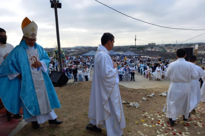 Actividad. Decenas de personas se congregan en los alrededores del Santuario María Madre de Guayaquil.