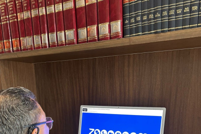 Diligencia. Ricardo Vanegas, defensor del juez Rodríguez, minutos previos a la instalación de la versión.