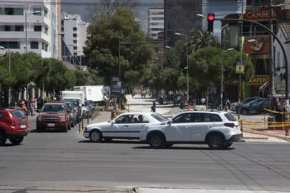 Obras. Los arreglos en las calles también suman la conflictividad del tránsito vehicular en zonas de alta carga. No existen rótulos ni señalización que ayude a evitar eso.
