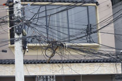 En la mayoría de las viviendas de la ciudadela Albatros, los cables de los postes están a punto de ingresar por las ventanas.